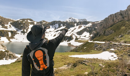 Spain, Asturias, Somiedo, man hiking in mountains pointing his finger - MGOF001854