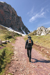 Spanien, Asturien, Somiedo, Mann beim Wandern in den Bergen - MGOF001856