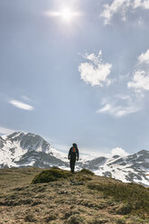 Spanien, Asturien, Somiedo, Mann beim Wandern in den Bergen - MGOF001858