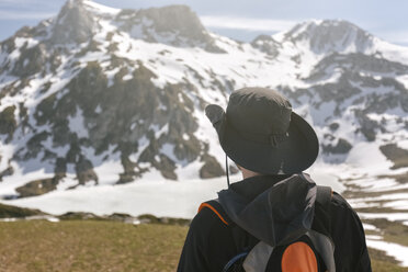 Spanien, Asturien, Somiedo, Mann beim Wandern in den Bergen - MGOF001859