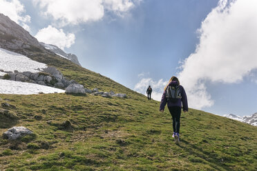 Spanien, Asturien, Somiedo, Paar beim Wandern in den Bergen - MGOF001870