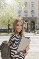 Porträt einer lächelnden Studentin im Freien - KAF000143