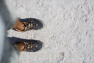 Chile, San Pedro de Atacama, Füße eines Mannes in der Wüste - MAUF000601