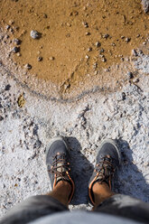 Chile, San Pedro de Atacama, Füße eines Mannes in der Wüste - MAUF000603