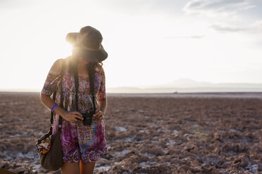 Chile, San Pedro de Atacama, woman in the desert in backlight - MAUF000613