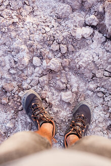 Chile, San Pedro de Atacama, Füße eines Mannes in der Wüste - MAUF000618