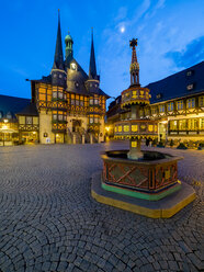 Deutschland, Sachsen-Anhalt, Wernigerode, Rathaus und Marktplatz am Abend - AMF004896