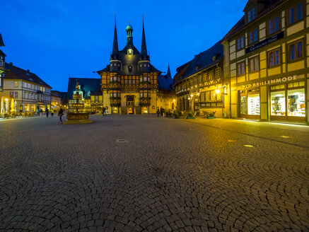 Deutschland, Sachsen-Anhalt, Wernigerode, Rathaus und Marktplatz am Abend - AMF004897