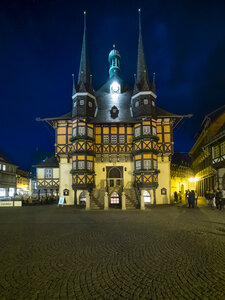 Deutschland, Sachsen-Anhalt, Wernigerode, Rathaus und Marktplatz bei Nacht - AMF004898