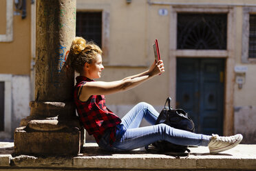 Italien, Verona, Frau macht Selfie mit digitalem Tablet - GIOF001069