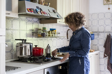 Frau zu Hause bei der Zubereitung von Kaffee auf dem Gasherd - MAUF000625