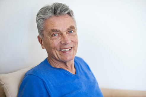 Porträt eines lächelnden älteren Mannes - DIGF000494