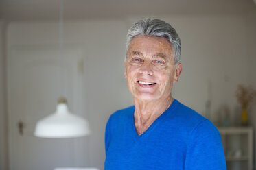 Porträt eines lächelnden älteren Mannes zu Hause - DIGF000498