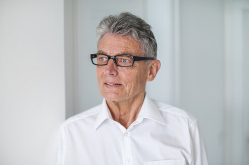 Senior man wearing glasses and white shirt - DIGF000522