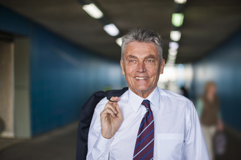 Porträt eines selbstbewussten älteren Geschäftsmannes im Tunnel, lizenzfreies Stockfoto