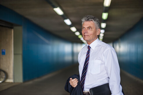 Älterer Geschäftsmann in einem Tunnel - DIGF000555