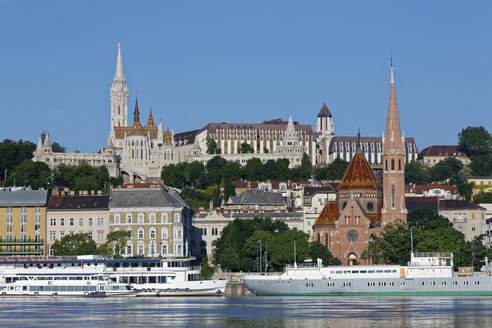 Ungarn, Budapest, Pest, Matthiaskirche und Fischerbastei, Fluss Donau - GFF000587