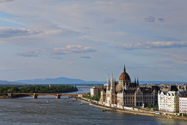 Hungary, Budapest, View to Pest with parliament building, Margaret Bridge and Danube river - GFF000591