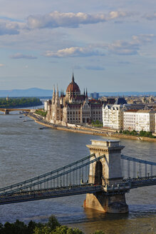 Ungarn, Budapest, Blick auf Pest mit Parlamentsgebäude, Kettenbrücke und Donau - GFF000592