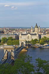 Ungarn, Budapest, Blick auf Pest mit Kettenbrücke und Donau, Palais Gresham und St. Stephansbasilika - GFF000593