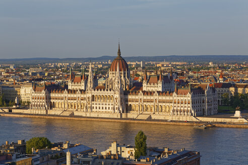 Ungarn, Budapest, Blick auf Pest mit Parlamentsgebäude und Donau - GFF000595