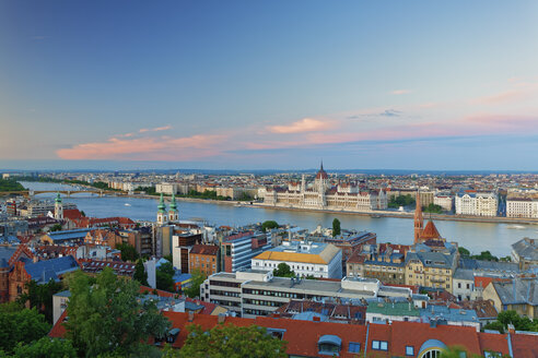 Ungarn, Budapest, Blick auf Pest mit Parlamentsgebäude und Donau am Abend - GFF000597
