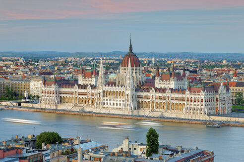 Hungary, Budapest, View to Pest with parliament building and Danube river - GFF000598