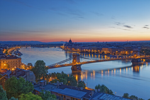 Ungarn, Budapest, Donau, Parlamentsgebäude und Kettenbrücke, Nachleuchten - GFF000601