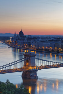 Ungarn, Budapest, Blick auf Pest mit Parlamentsgebäude, Kettenbrücke und Donau, Nachleuchten - GFF000602