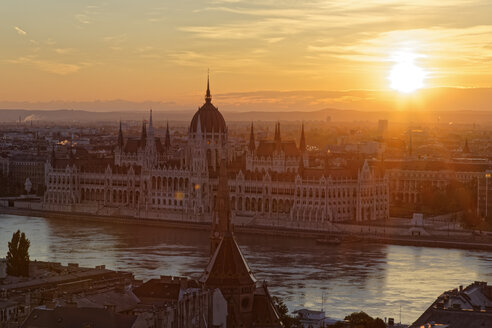 Ungarn, Budapest, Donau und Parlamentsgebäude bei Sonnenuntergang - GFF000605