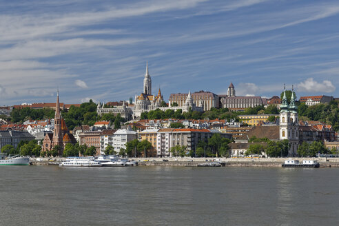 Ungarn, Budapest, Pest, Matthiaskirche und Fischerbastei, Fluss Donau - GFF000610