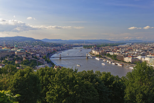 Hungary, Budapest, Danube river with Chain Bridge and Margaret Bridge in the evening - GFF000614