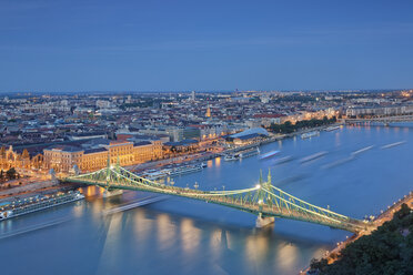 Ungarn, Budapest, die Donau und die Freiheitsbrücke am Abend - GFF000616