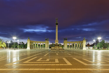 Hungary, Budapest, Heroes' Square, Millennium Monument in the evening - GFF000617