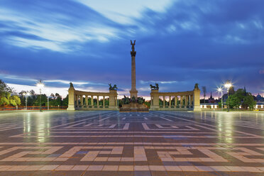 Ungarn, Budapest, Heldenplatz, Millenniumsdenkmal am Abend - GFF000619