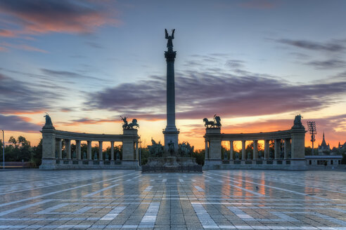 Ungarn, Budapest, Heldenplatz, Millenniumsdenkmal bei Sonnenuntergang - GFF000620