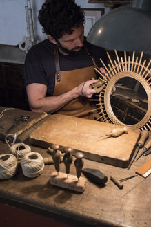 Handwerker bei der Herstellung eines Spiegels in seiner Werkstatt - ABZF000563