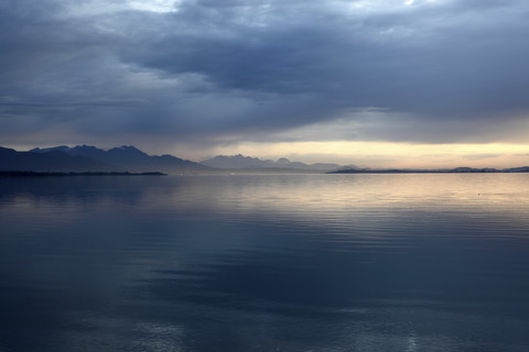 Deutschland, Bayern, Chiemgau, Chiemsee in der Abenddämmerung, lizenzfreies Stockfoto