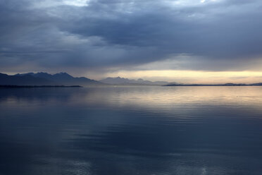 Germany, Bavaria, Chiemgau, Lake Chiemsee in the evnening - JTF000744