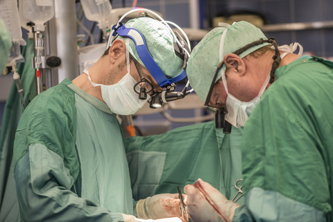 Chirurgen, die eine Bypass-Operation am Herzen durchführen, lizenzfreies Stockfoto
