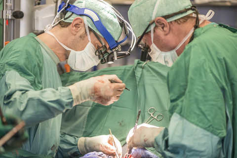 Chirurgen, die eine Bypass-Operation am Herzen durchführen, lizenzfreies Stockfoto