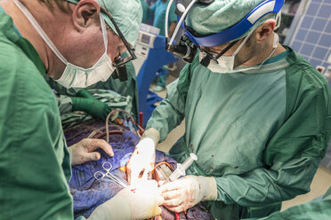 Chirurgen, die eine Bypass-Operation am Herzen durchführen - MWEF000031
