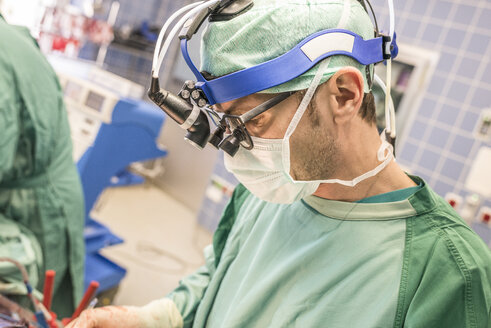 Chirurgen, die eine Bypass-Operation am Herzen durchführen - MWEF000032