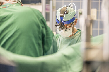 Chirurgen, die eine Bypass-Operation am Herzen durchführen - MWEF000035
