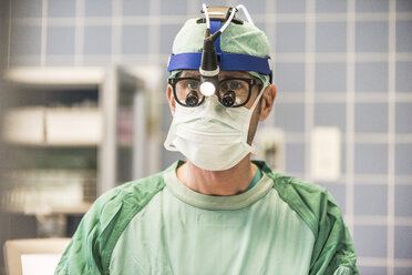 Herzchirurg mit Stirnlampe im Operationssaal - MWEF000038