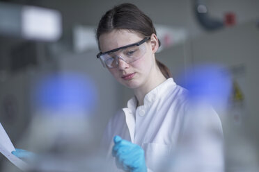 Lab technician in lab - SGF002051