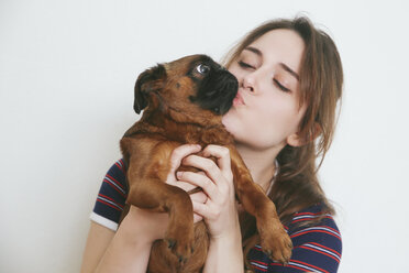 Junge Frau küsst ihren Hund - RTBF000215