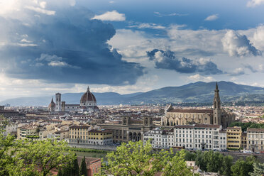 Italien, Toskana, Florenz, historische Altstadt, Basilika von Santa Croce rechts - CSTF001082