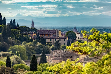 Italy, Tuscany, Florence, View from Park Giardino delle Rose and historic old town - CSTF001085