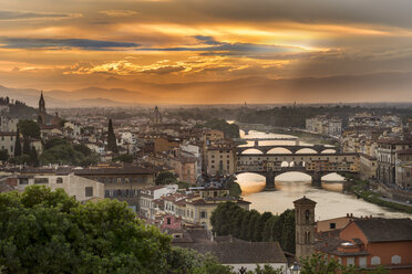 Italien, Toskana, Florenz, Historische Altstadt mit Arno und Ponte Vecchio bei Sonnenuntergang - CSTF001087